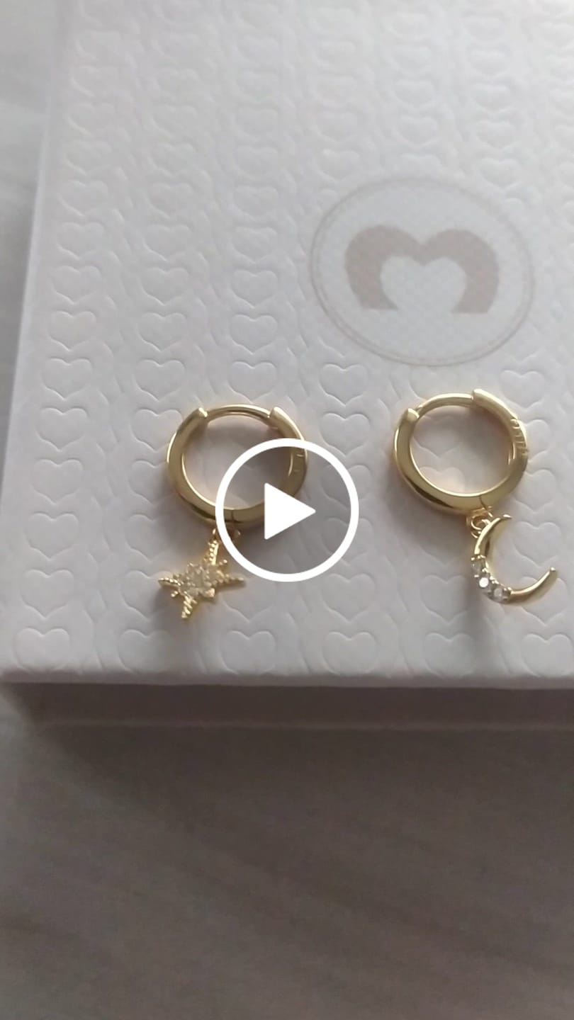Customer video review of Pendientes Universe