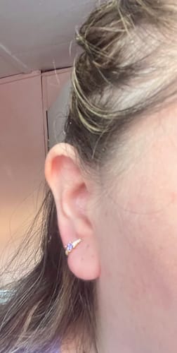 Customer photo review of PIERCING EMI VIOLET BAÑO DE ORO