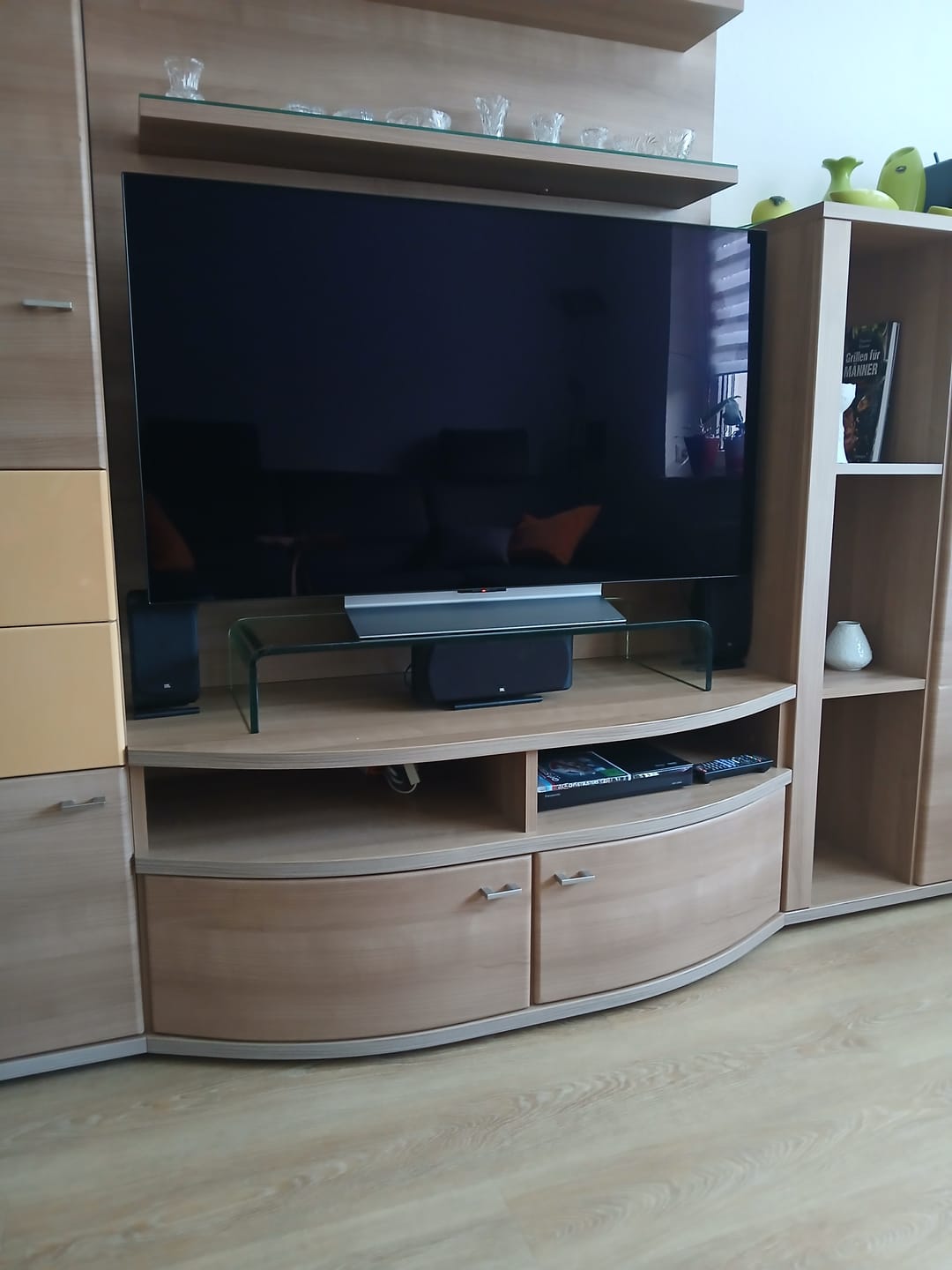 Customer photo review of Glas Aufsatz Erhöhung für TV, Bildschirm, PC, Monitor, Laptop - Klarglas