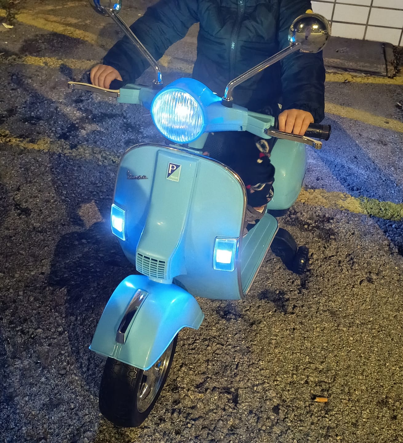 Customer photo review of Mota Elétrica para Criança VESPA PIAGGIO 12v Azul c/ RODAS DE BORRACHA & ASSENTO EM PELE