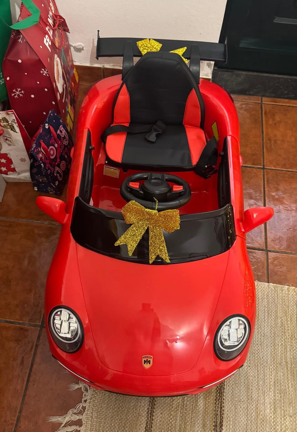 Customer photo review of Carro Elétrico para Criança 911 Style Vermelho 12v c/ RODAS DE BORRACHA & ASSENTO EM PELE