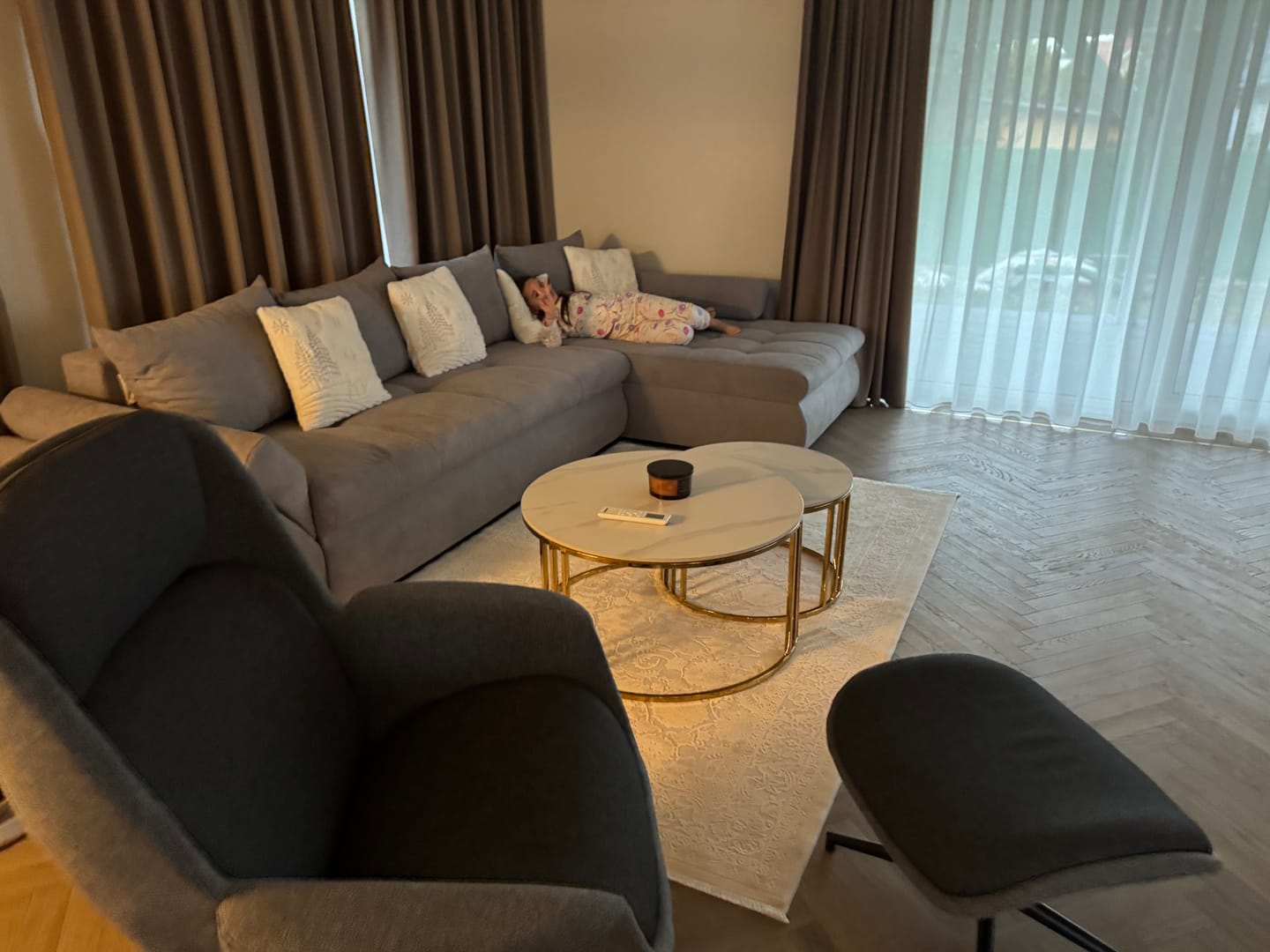 Customer photo review of Colțar extensibil dumonde cu ladă de depozitare si sezut confortabil din spuma HR, Loana XL Enjoy Antracit II 335x185 cm