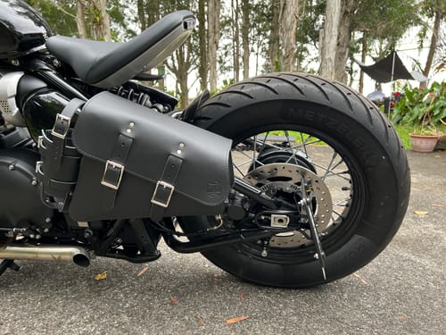 Customer photo review of Triumph Bobber Speedmaster Left Side Solo Bag w/ Fuel Bottle Carrier - TBL01FB