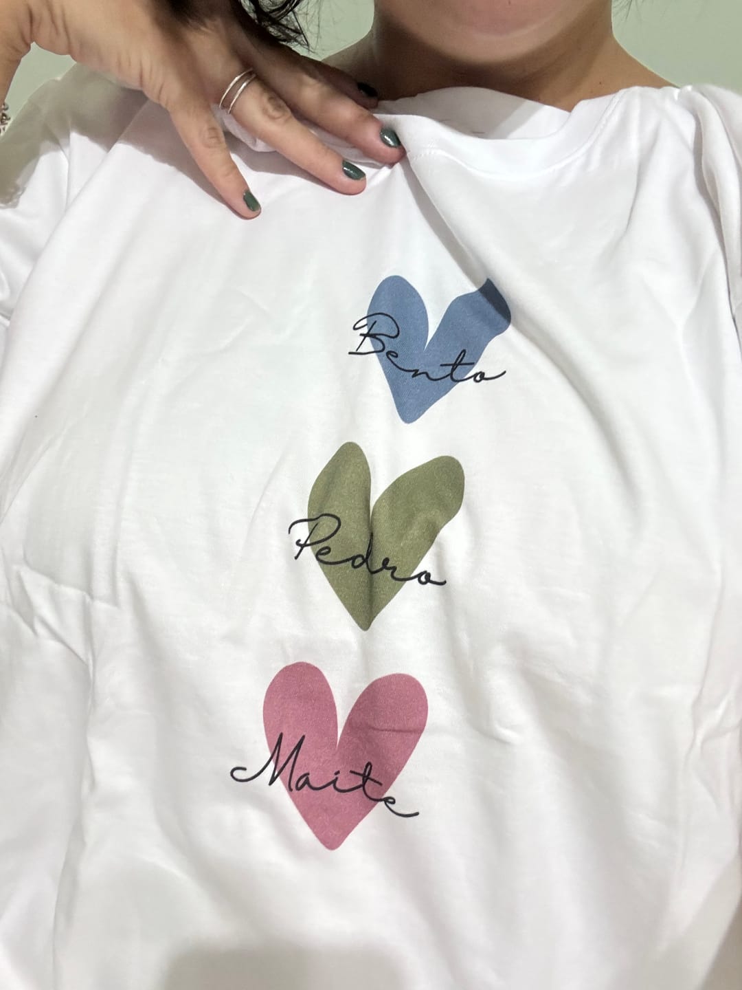 Customer photo review of Camiseta Personalizada - CORAÇÕES E NOMES (Até 5 nomes) - Algodão Peruano