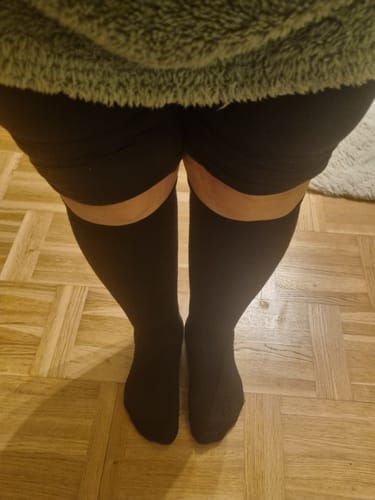 Kund som visar passformen på de svarta Diasocks stödstrumporna.