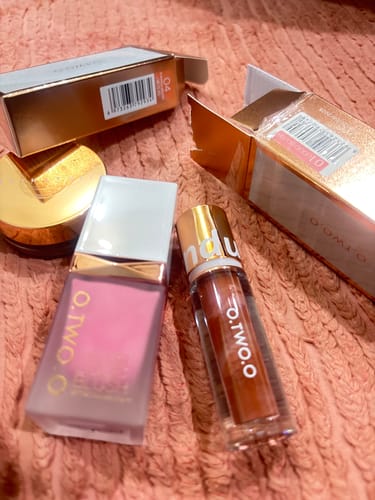 Customer photo review of O.TWO.O ULTRA STAY LOLEPOP LIPSTICK