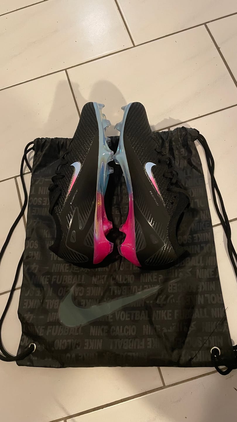 Customer photo review of Vapor 16 Nike by You FG - Noir/Bleu/Rose