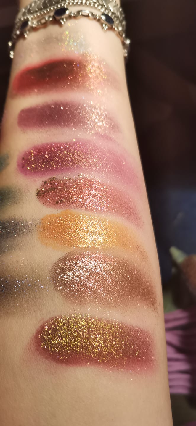 Customer photo review of Mandela Marbled Multichrome Magnetic Eyeshadow Palette