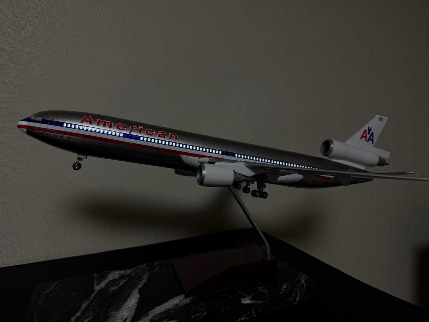 Customer photo review of American Airlines MD-11 McDonnell Douglas – Scale 1:130 – 47 cm/18.5 in  – ABS Resin – Optional LED Lights