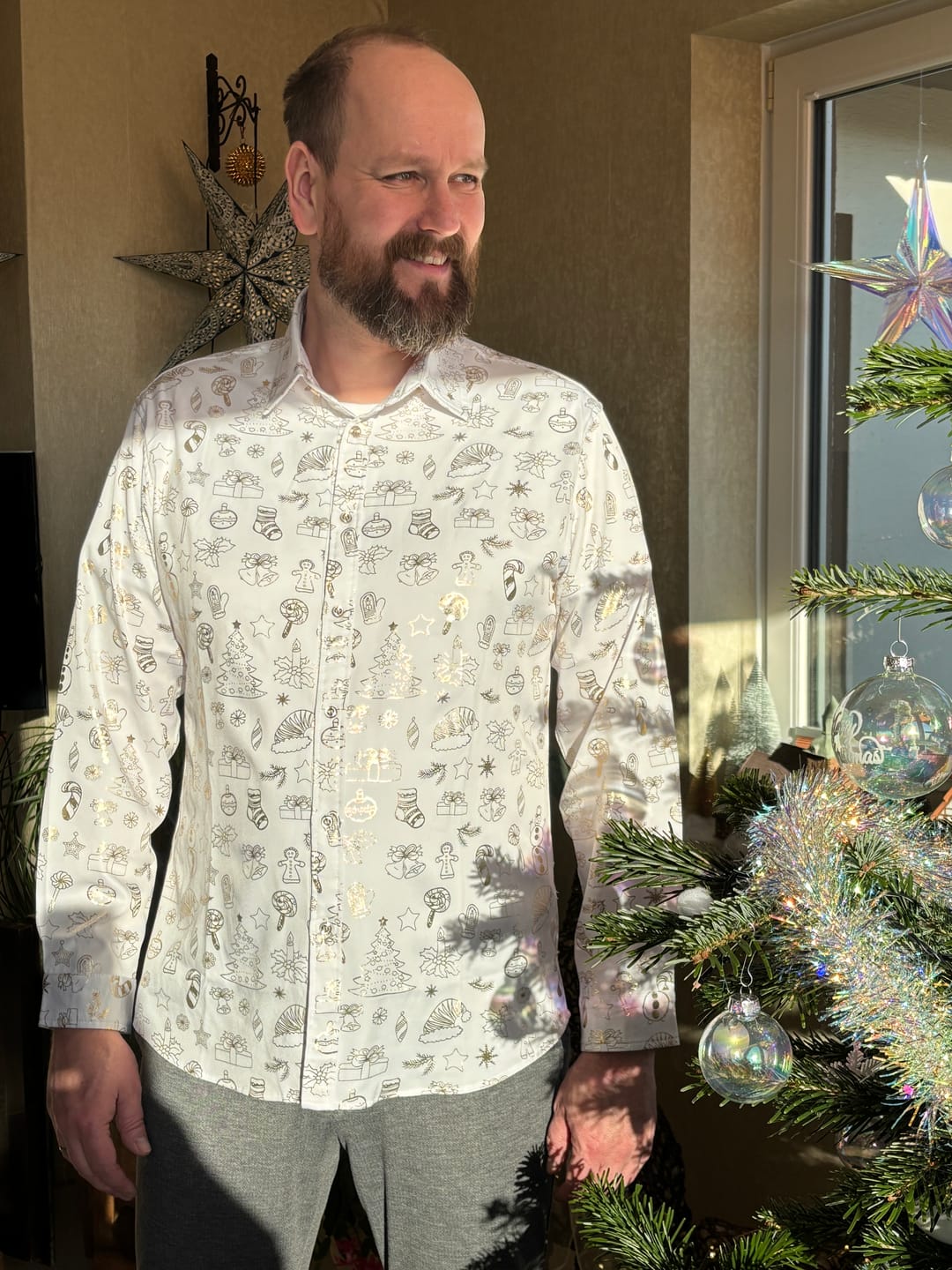 Customer photo review of Herren Glänzendes Langarm Weiß Weihnachtshemd