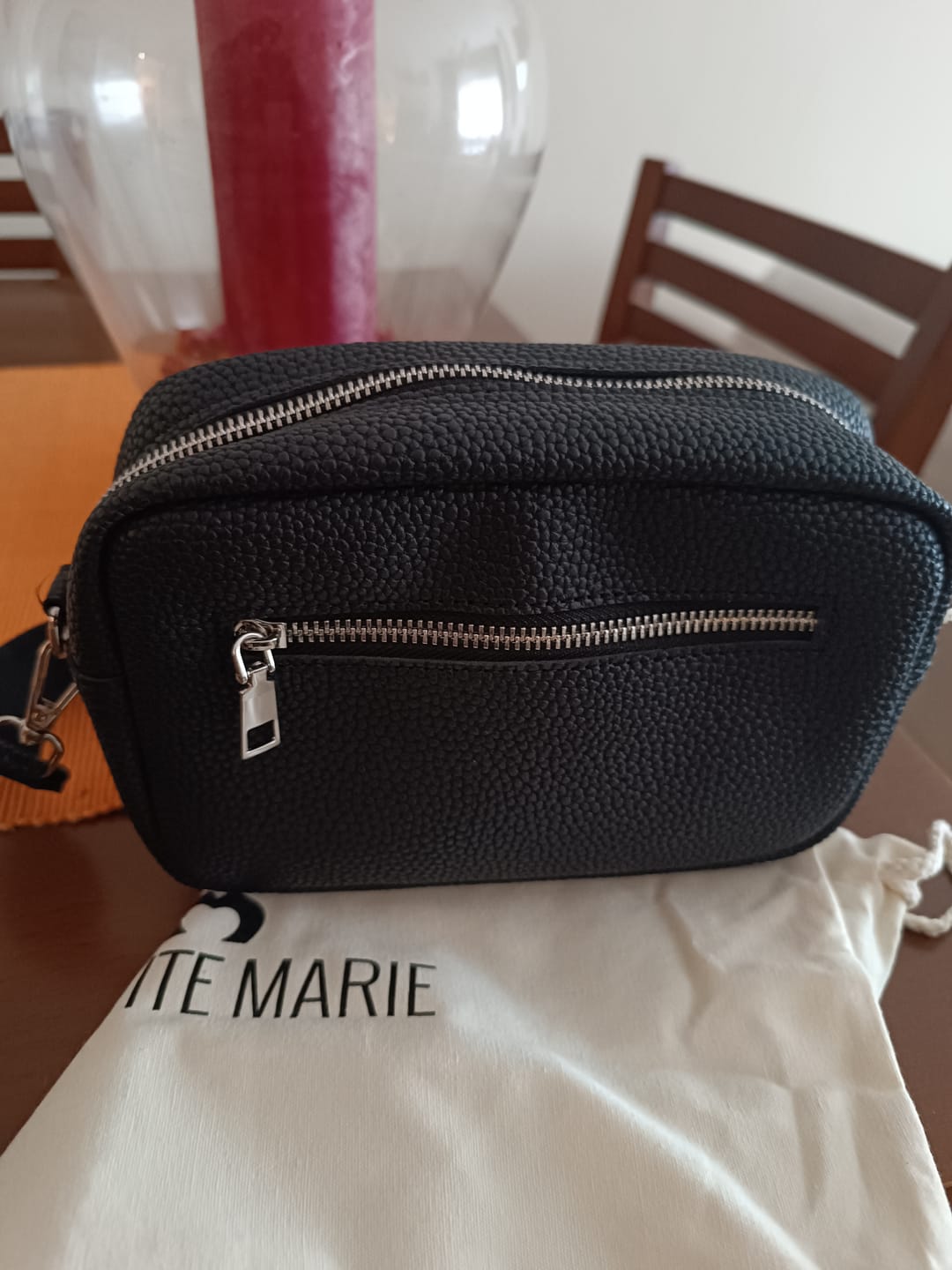 Customer photo review of Bolso - Basic Essential