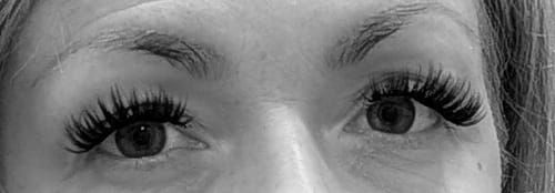 Kundin mit doppelt geklebten EVENING EYES Wimpern für einen dramatischen, vollen Augenaufschlag.