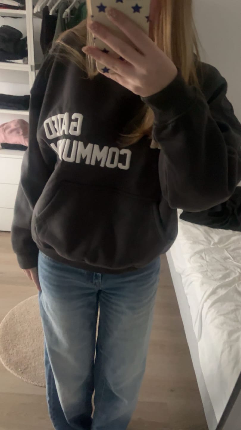 Customer photo review of GATED COMMUNITY HOODIE DARK GREY