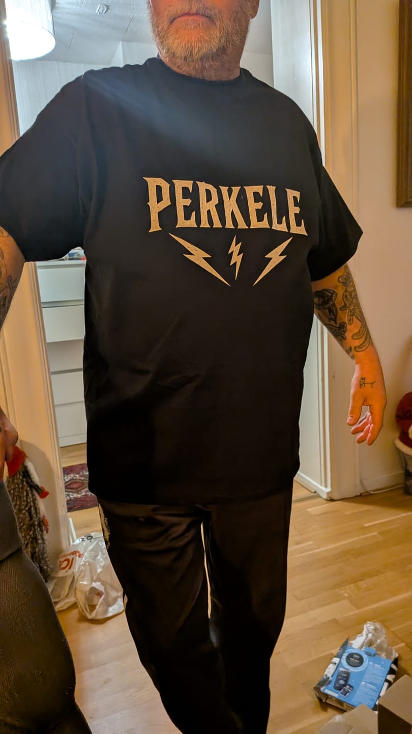 Customer photo review of PERKELE – T-shirt med blixtar
