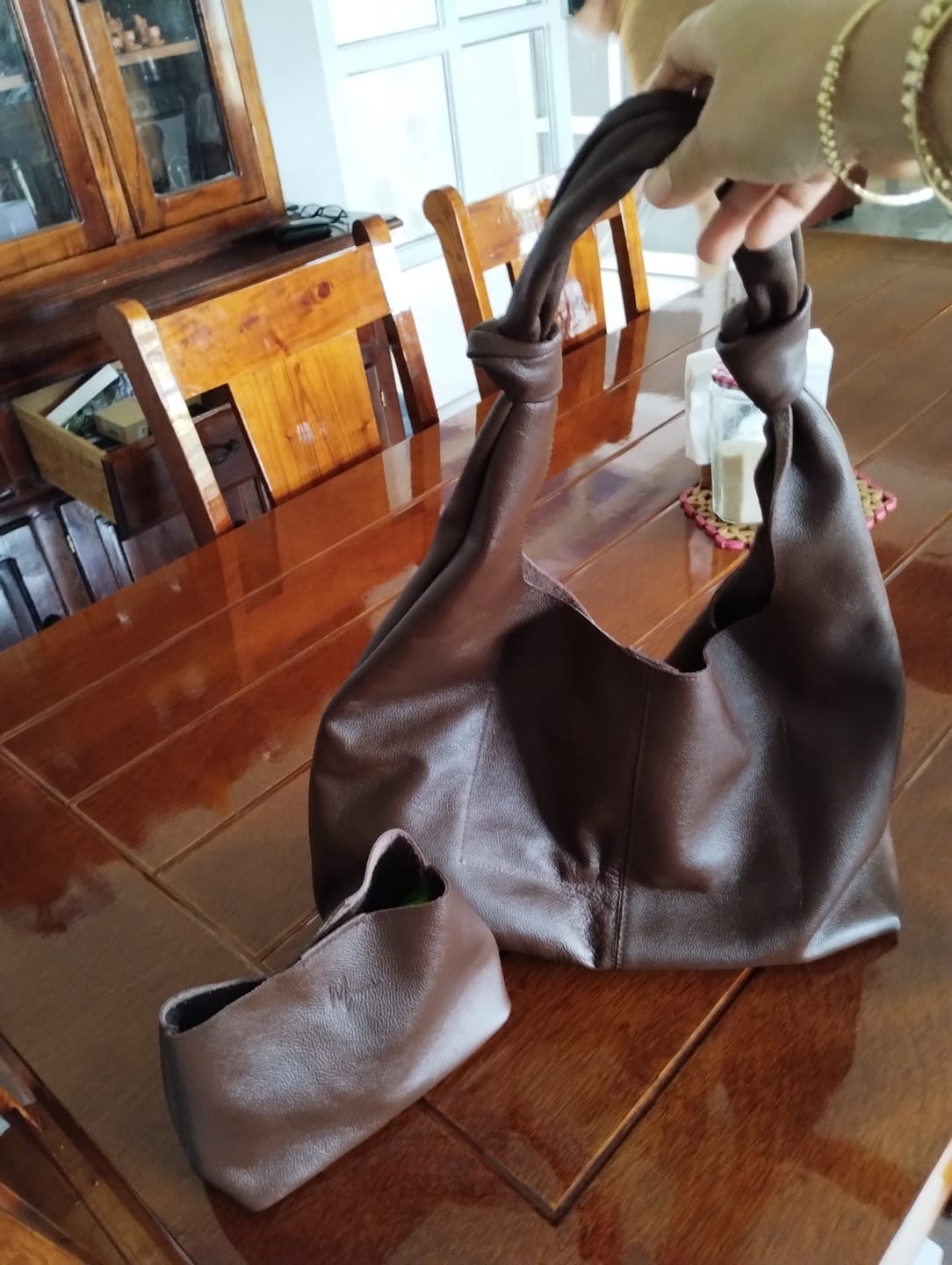 Customer photo review of Bolso Hobo Mod Inglaterra +cosmetiquera Gratis *Cafe *