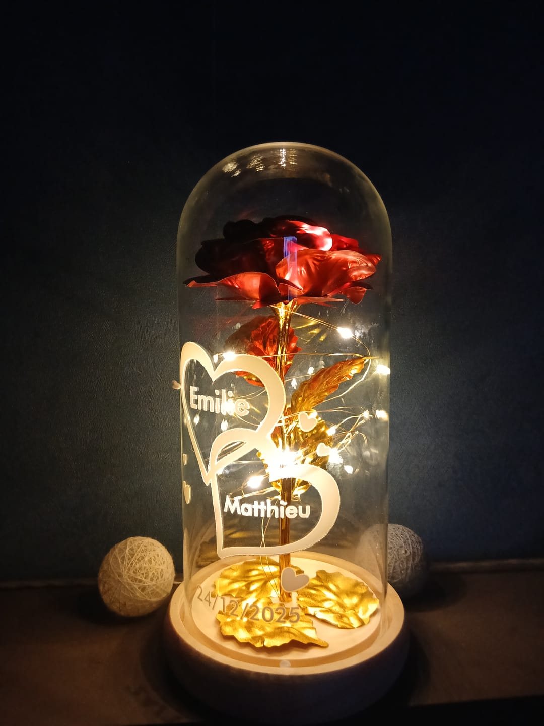 Customer photo review of Je t'aime - Rose éternelle sous cloche en verre avec lumière LED personnalisée avec noms et date anniversaire