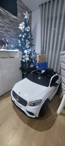 Reseña con foto de un cliente sobre Carro Elétrico para Criança MERCEDES GLC63S 4x4 12v Branco c/ RODAS DE BORRACHA & ASSENTO EM PELE