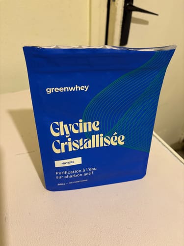 Sachet bleu de Glycine cristallisée d'un client, posé sur une table.