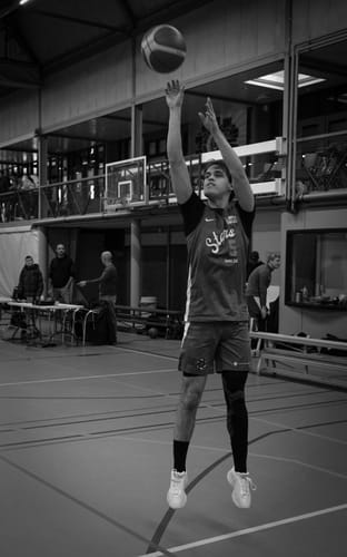 Customer photo review of Compression Sleeves V2 for Knees and Legs