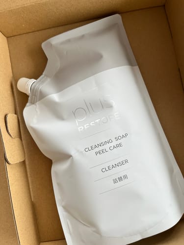 購入者さんが撮影した、段ボール箱に入った「クレンジングソープ泡ピールケア 詰替用」