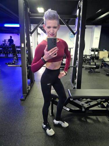 Customer photo review of DAVOMI Open Back Longsleeve - Bordeaux Red (Limited Edition)