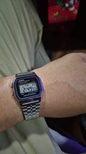 Cliente mostrando el reloj Casio Vintage plateado en su muñeca.