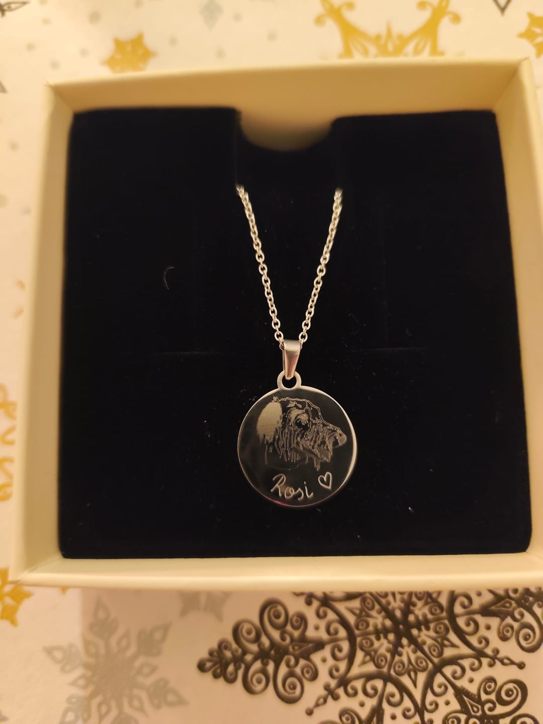 Customer photo review of Halskette mit Tierportrait und Gravur