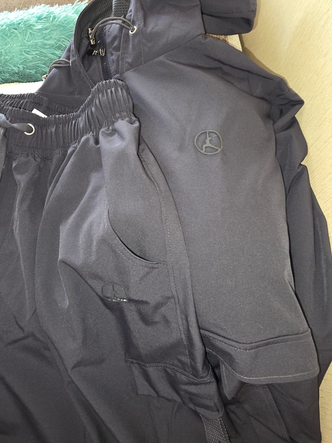 Customer photo review of SET OVERTRIP GRIS OSCURO (CASACA + CARGO)