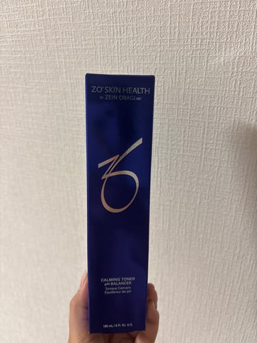 レビューアーが手に持っている「バランサートナー」の箱。