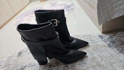 Customer photo review of Bota Cano Médio Capa Sobreposta Fivela Couro Preto