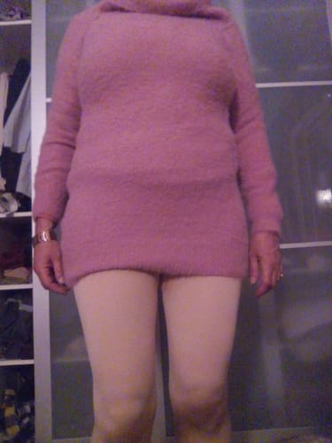 Cliente en robe pull portant le collant polaire beige. Le collant est opaque et donne un effet peau transparent.