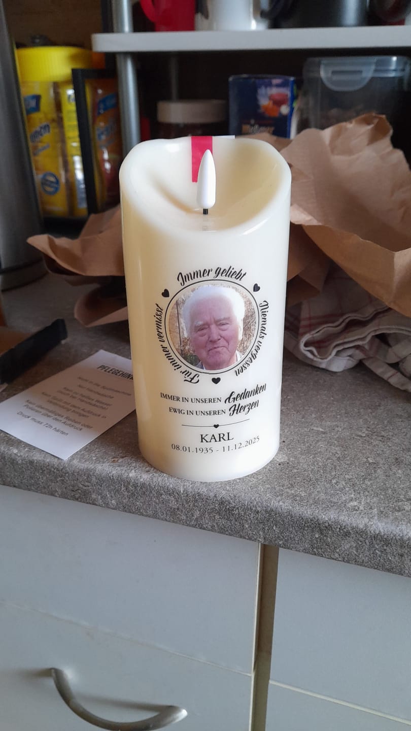 Customer photo review of Immer geliebt - LED Trauerkerze mit Foto und Datum in Erinnerung an Verstorbene