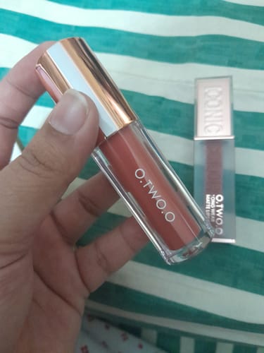 Customer photo review of O.TWO.O LIGHT CLOUDY MATTE LIPSTICK