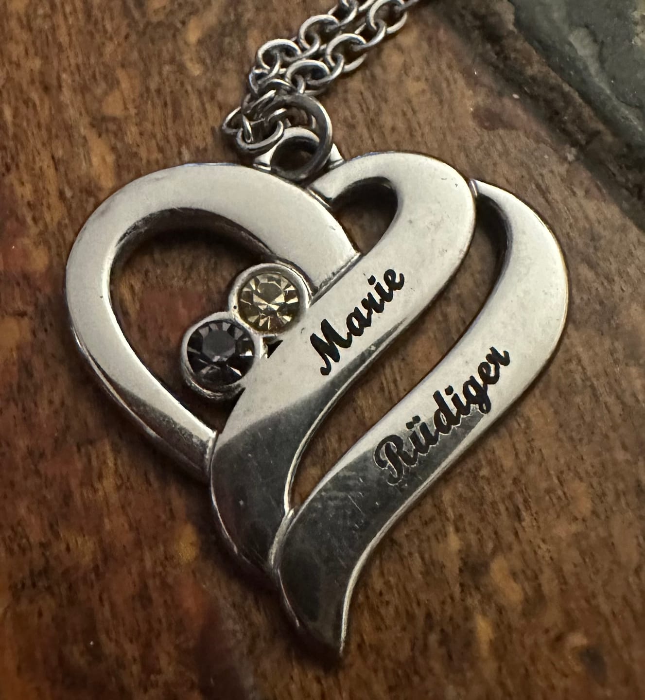 Customer photo review of Collier avec cœurs unis et pierres de naissance