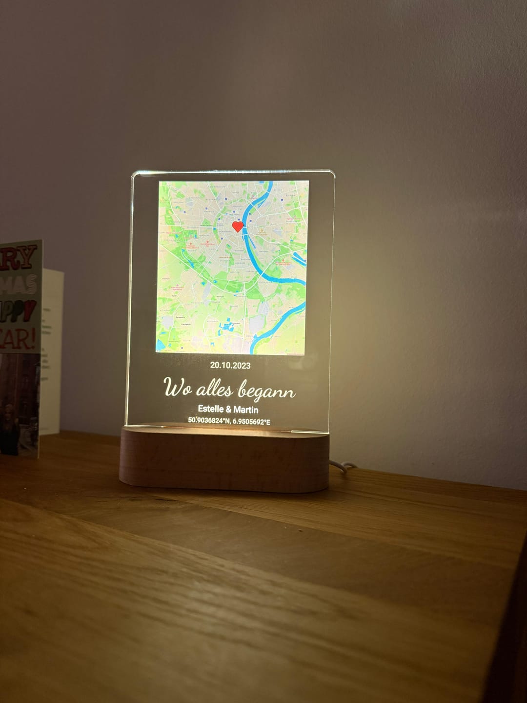 Customer photo review of Wo alles begann - Personalisiertes Nachtlicht mit LED-Holzfuß (14x20)