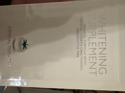 購入者が撮影した、クリスタルトマト®美白サプリメントの白いパッケージのクローズアップ写真です。