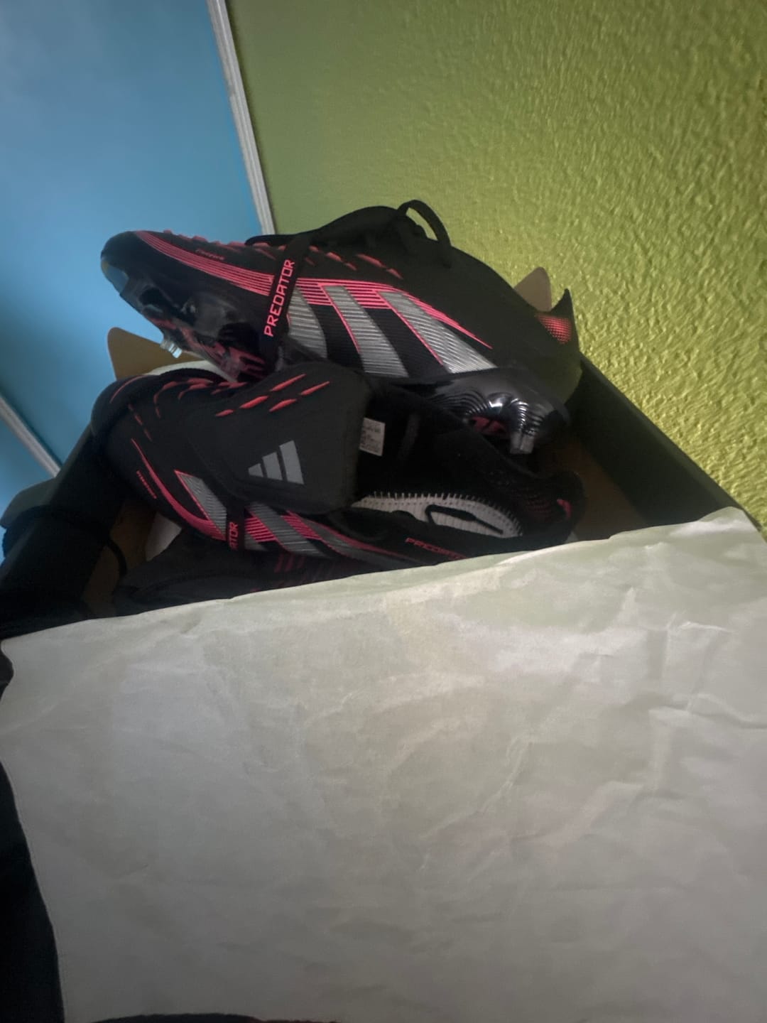 Customer photo review of Predator 25 Elite Fold-over Tongue FG Stealth Victory - Noir/Gris/Lucid Red