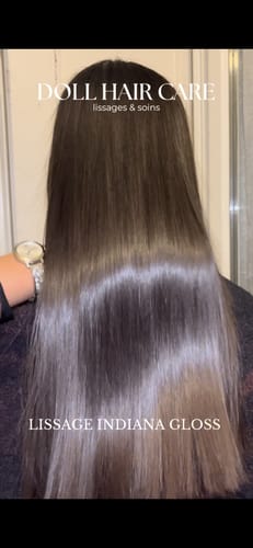 Cliente montrant le résultat lisse et brillant sur ses cheveux longs après le Lissage Indiana Gloss.