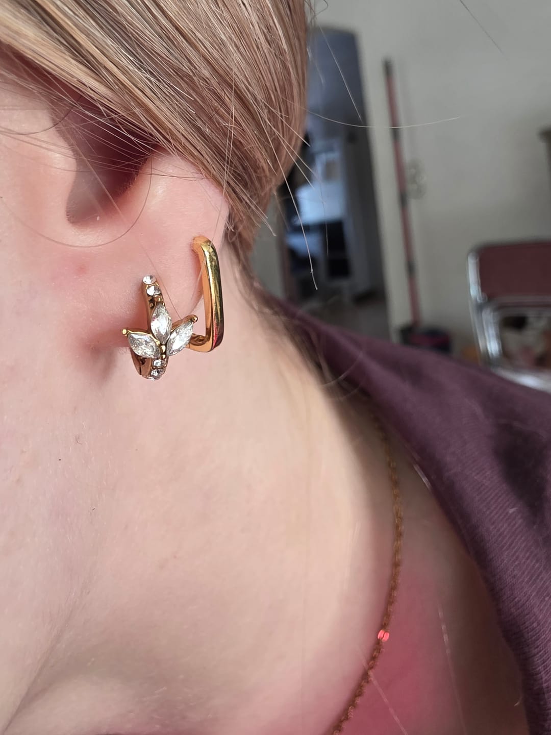 Customer photo review of Lotus Pave Huggie Ohrringe 14K vergoldet