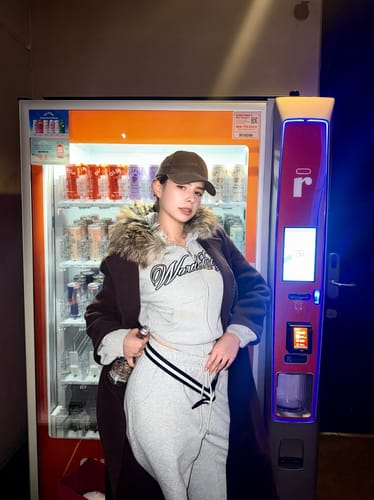 Customer photo review of WARDEN EDGE Faux-Fur Hood Cropped Hoodie