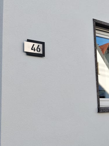 Customer photo review of Edelstahl-Hausnummer, mit 3D Effekt, Rückwand pulverbeschichtet in RAL7016, Frontblende in Edelstahl