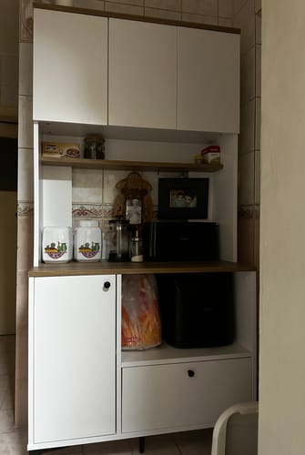 Müşterinin mutfağında kurulu duran, beyaz ve sepet ceviz rengindeki çok amaçlı dolap, eşyalarla dolu.