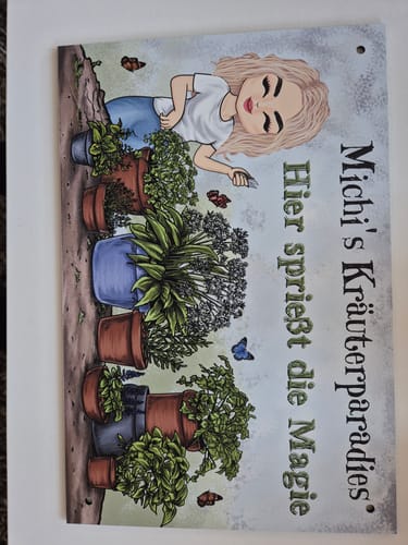 Kunde zeigt das personalisierte Gartenschild mit einer Illustration und der Aufschrift „Michi's Kräuterparadies“.