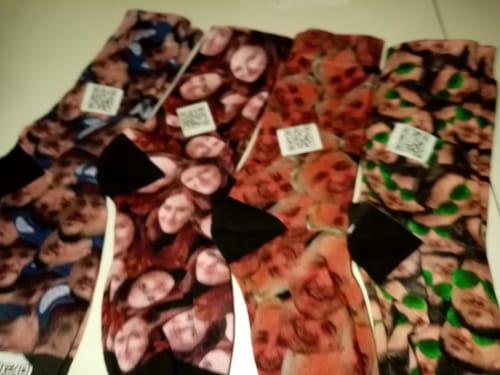 Photo d'un client de chaussettes personnalisées. Les quatre paires montrent des visages imprimés avec des tons foncés.