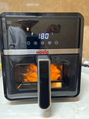 Friteuza cu aer cald Novio StonePro a unui recenzent, în funcțiune, cu afișajul la 180°C și mâncare în cuvă.