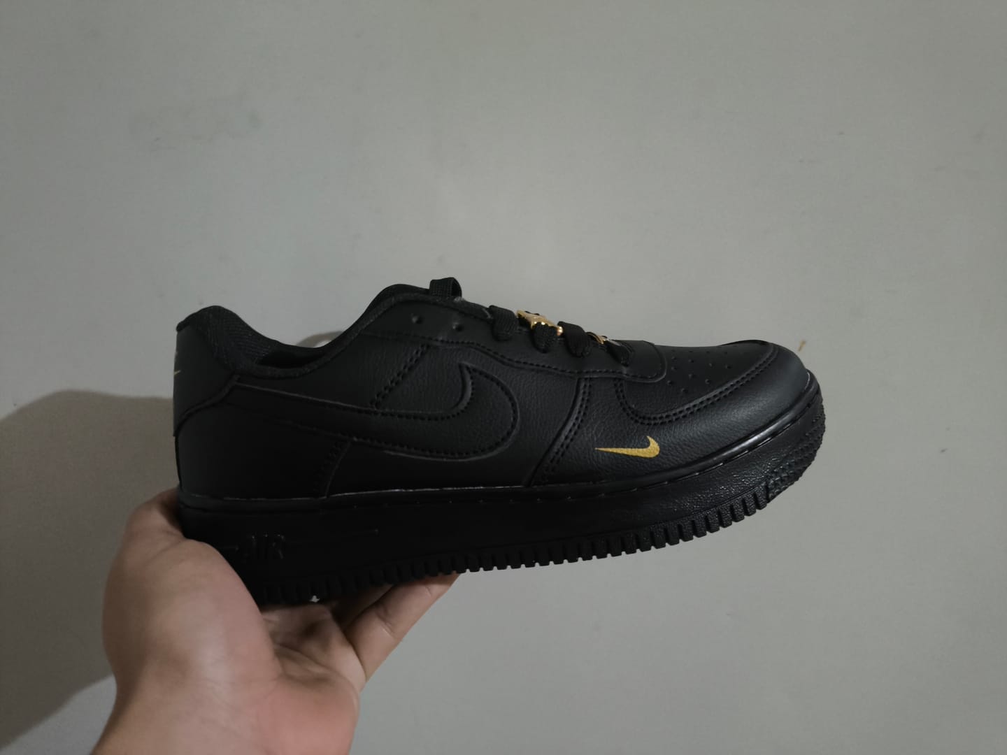 Customer photo review of Tenis 270 Negro Oro