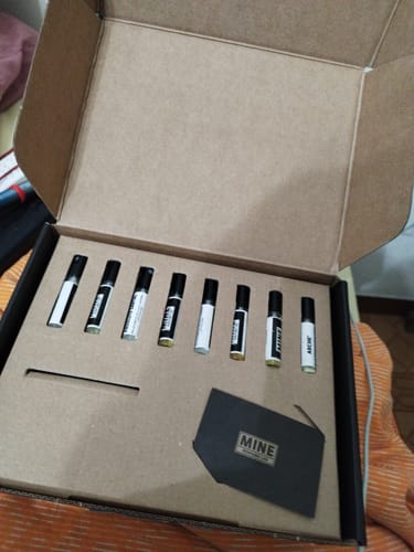 Recensore mostra la confezione aperta del Set campioni orientali e legnose con le 8 fiale allineate all'interno.