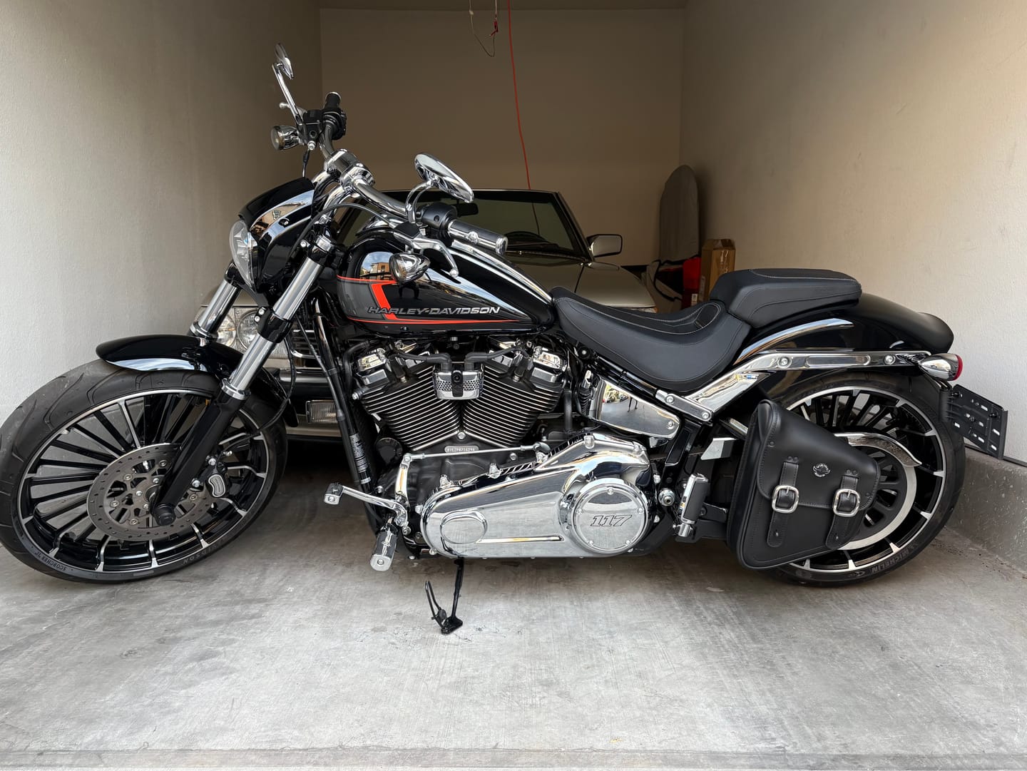 Customer photo review of 3L - Vintage Motorcycle Swingarm Bag for Harley Softail