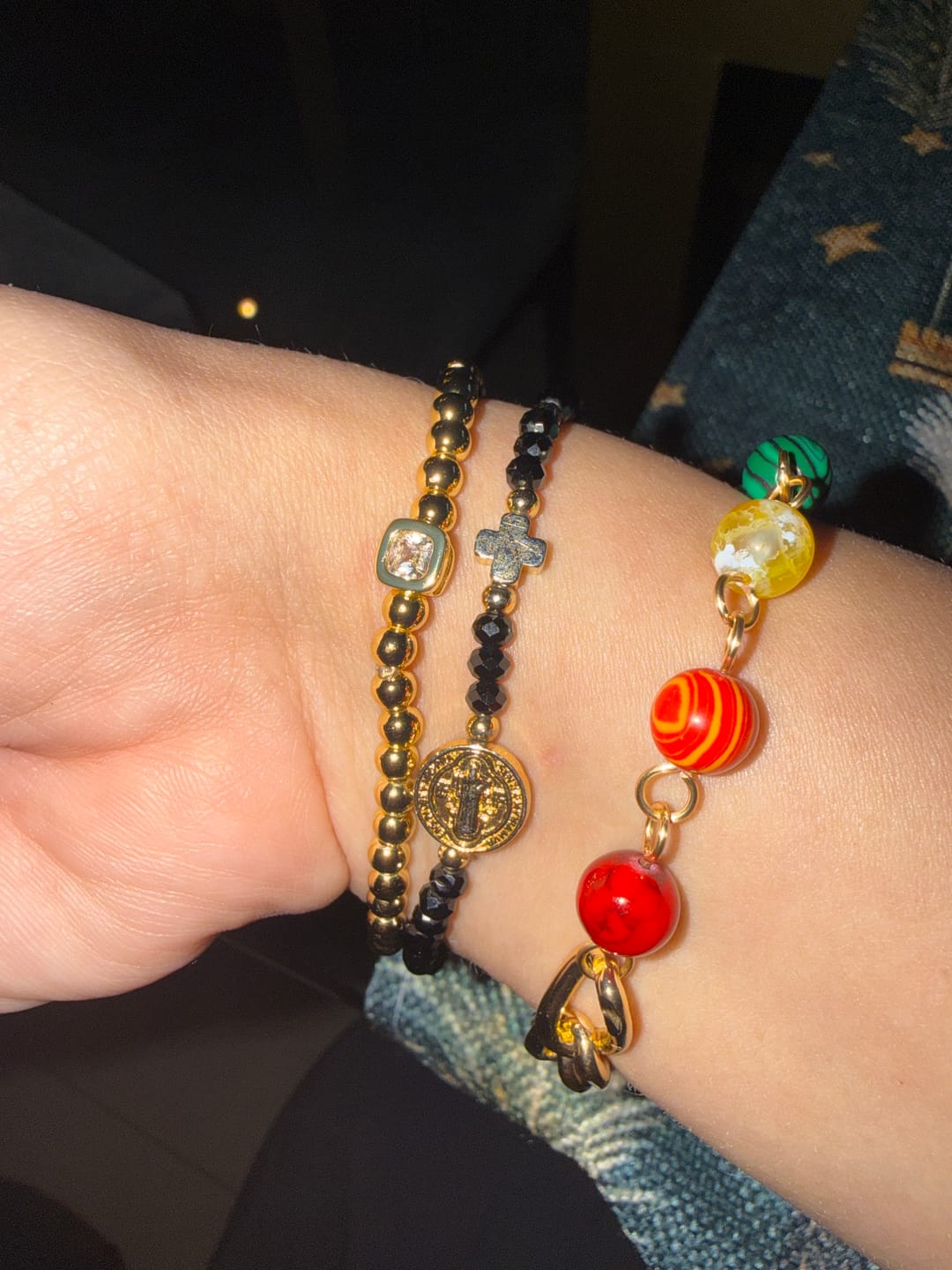Customer photo review of Pulsera Chaquiras Con San Benito y Cruz