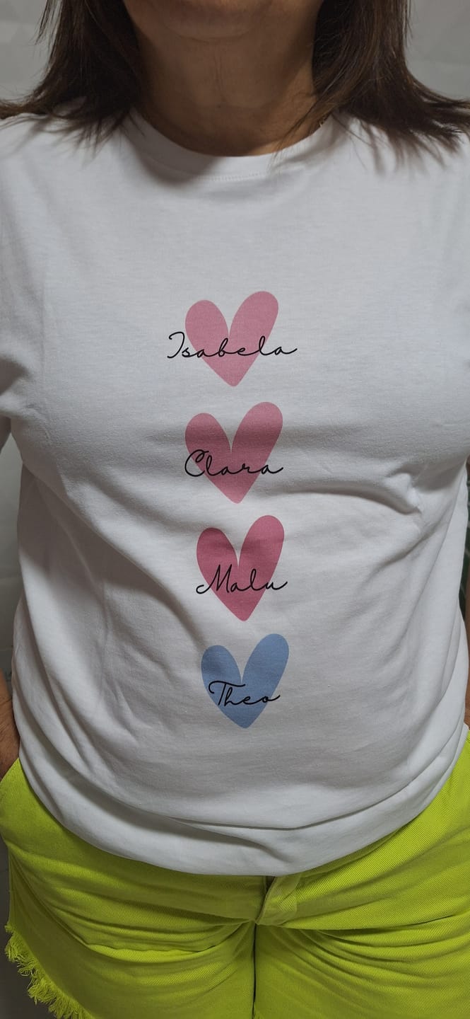 Customer photo review of Camiseta Personalizada - CORAÇÕES E NOMES (Até 5 nomes) - 100% Algodão